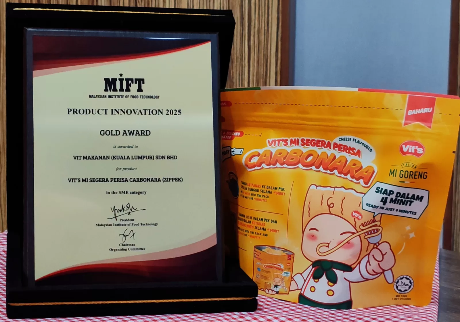Vit’s Instant Noodle Carbonara cheese-flavoured zip-pack pouch displayed with the Vit’s MIFT Gold Award seal, showcasing the 2025 Product Innovation winner.