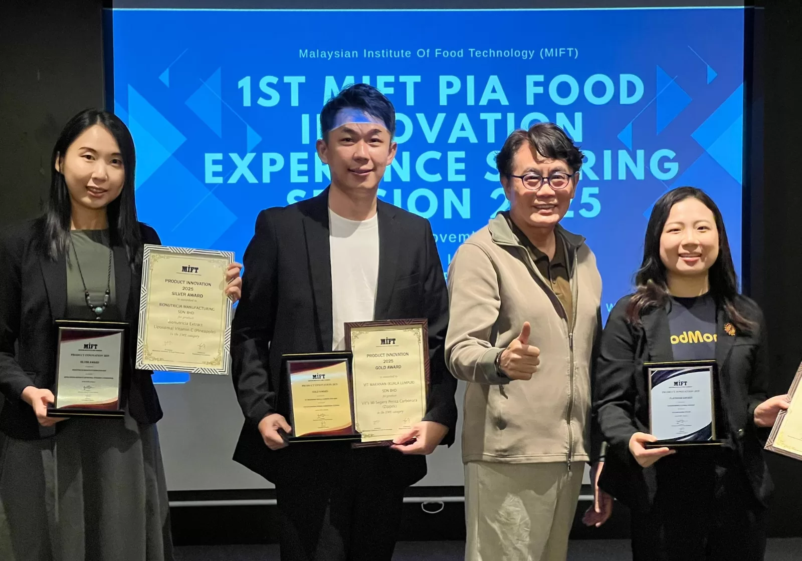 Vit’s Makanan team receiving the Vit’s MIFT Gold Award for Product Innovation 2025, awarded for Vit’s Instant Noodle Carbonara.