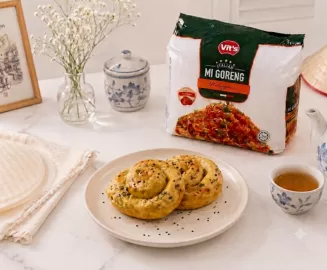 Try this crispy Vietnamese-inspired noodle roll made with Vit’s Italian Bolognese Noodles, rice paper, mozzarella and beef pepperoni. Easy and delicious!