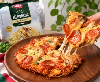 Carbonara noodle pizza with pepperoni and mozzarella cheese